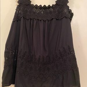 Old Navy black sleeveless linen top w/ embroidery detailings. Size: Small